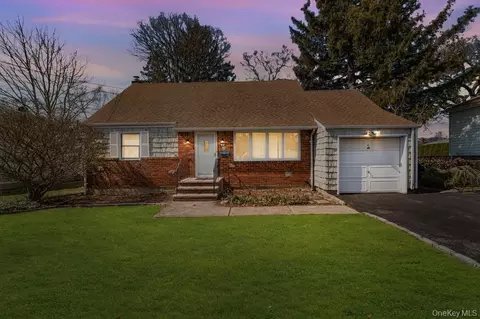 10 Wallace Dr, Plainview, NY 11803