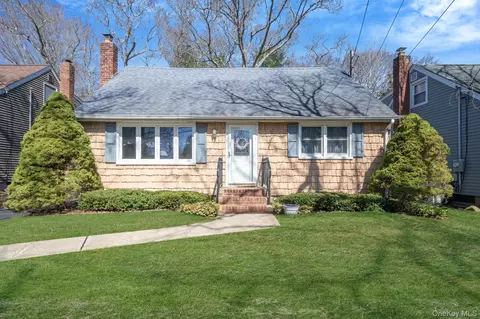 95 Horton Dr, Huntington Station, NY 11746