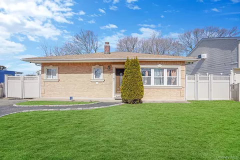 22 Somerset Rd N, Amityville, NY 11701