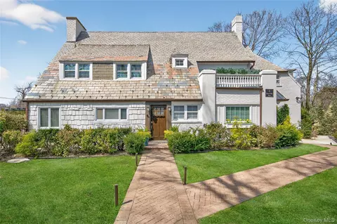 3 Beacon Hill Rd, North Hempstead, NY 11050