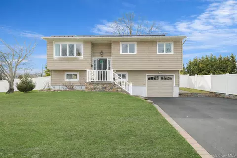 70 Boulevard Ave, West Islip, NY 11795