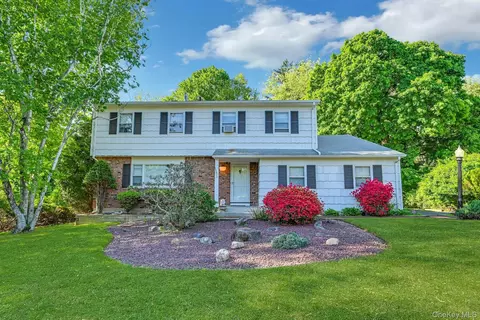 5 Catawba Dr, Clarkstown, NY 10994