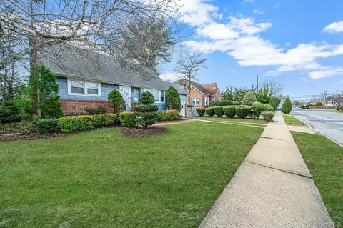 2492 6th Ave, East Meadow, NY 11554