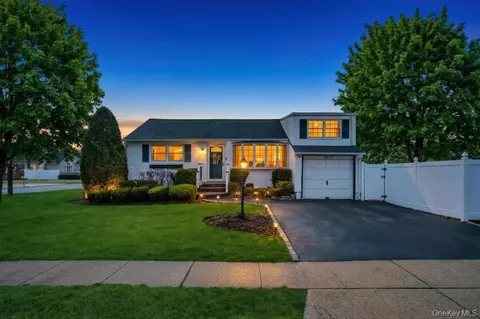 26 Terry St, Hicksville, NY 11801