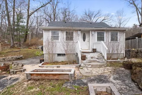 45 Laurel Rd, Lake Peekskill, NY 10537