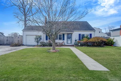10 Clarence St, Copiague, NY 11726
