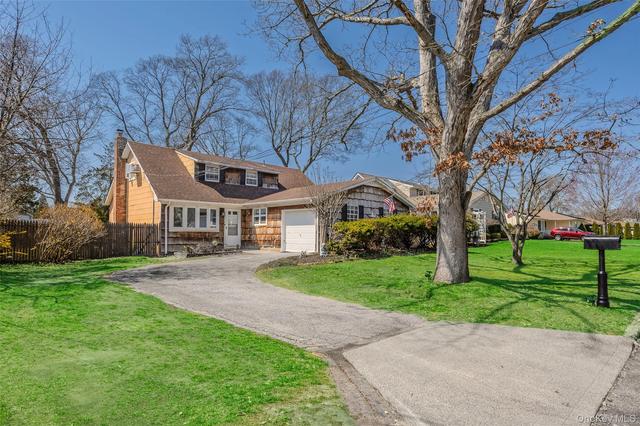 26 Allegheny Dr E, Farmingville, NY 11738