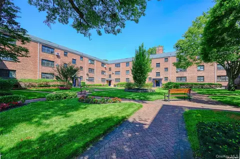 15 Beach Rd #3D, North Hempstead, NY 11023