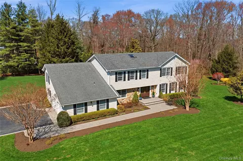 2 Cedarwood Ct, Syosset, NY 11791