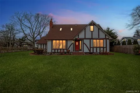 325 Middle Rd, Blue Point, NY 11715