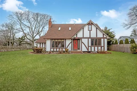 325 Middle Rd, Blue Point, NY 11715