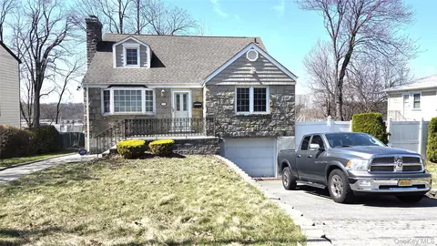 75 Hayward St, Yonkers, NY 10704