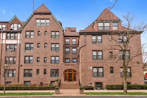 6 Burns St #318, Forest Hills, NY 11375
