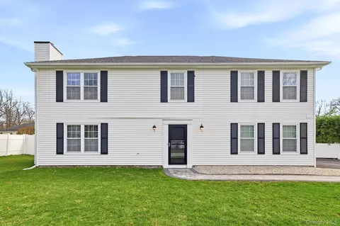 8 Eagle Ln, Poughkeepsie, NY 12601