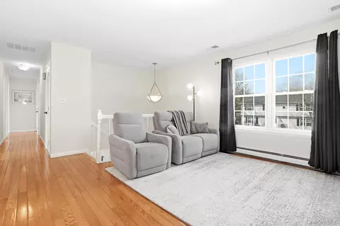 Entry Way - 8 Eagle Ln, Poughkeepsie, NY 12601 photo 2 of 4