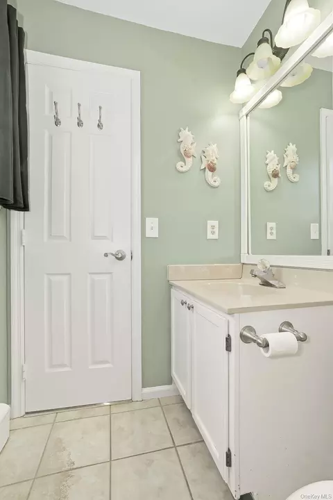 Bath - 8 Eagle Ln, Poughkeepsie, NY 12601 photo 2 of 5
