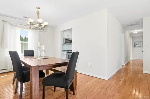 Entry Way - 8 Eagle Ln, Poughkeepsie, NY 12601 photo 3 of 4
