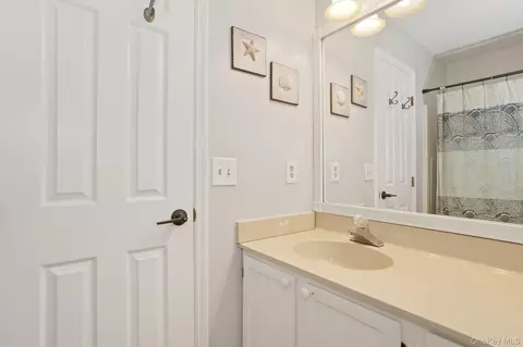 Bath - 8 Eagle Ln, Poughkeepsie, NY 12601 photo 3 of 5