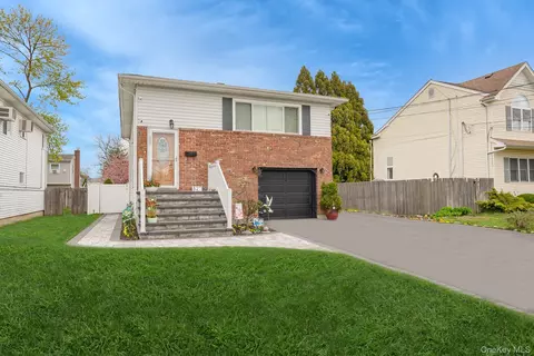 827 Bermuda Rd, West Babylon, NY 11704