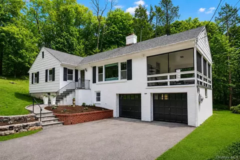 28 Valley View Rd, New Castle, NY 10514