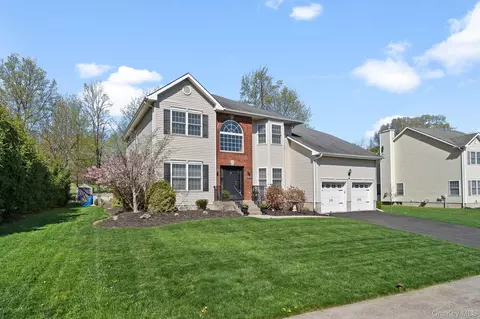 3403 Red Coat Dr, New Windsor, NY 12553