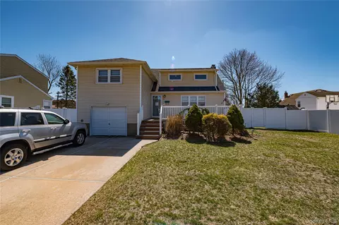 33 Soloff Rd, Massapequa, NY 11758