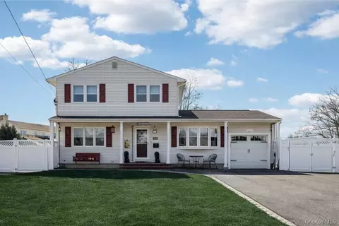 31 Circle Ln, Bay Shore, NY 11706