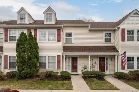 54 Stratford Grn, Farmingdale, NY 11735