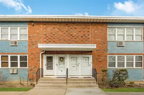 13 Farber Dr #13, Babylon, NY 11704