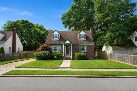 44 Maple Dr, Amityville, NY 11701