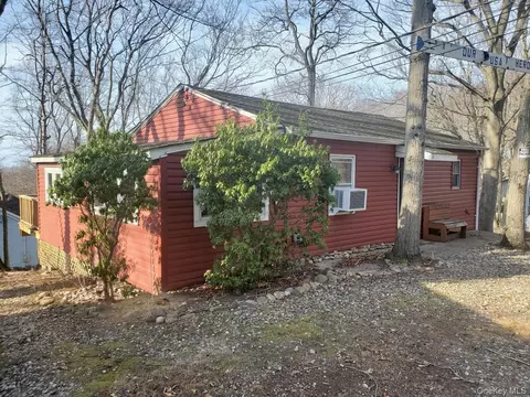 15 E Way Path, Riverhead, NY 11901