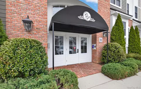 31201 Spruce Pond Cir, Plainview, NY 11803