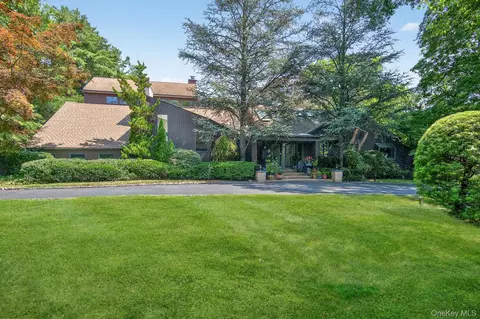 9 Applegreen Dr, North Hempstead, NY 11568