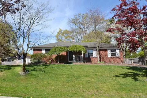 16 Hunter Pl, Smithtown, NY 11787