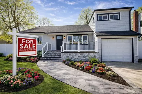 207 Wright St, North Hempstead, NY 11590