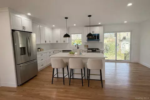 207 Wright St, North Hempstead, NY 11590