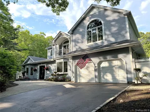 3 Chuck Ct, Port Jefferson, NY 11777