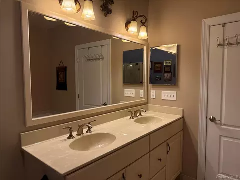 Bath - 246 Regency Dr, Fishkill, NY 12524 photo 2 of 3