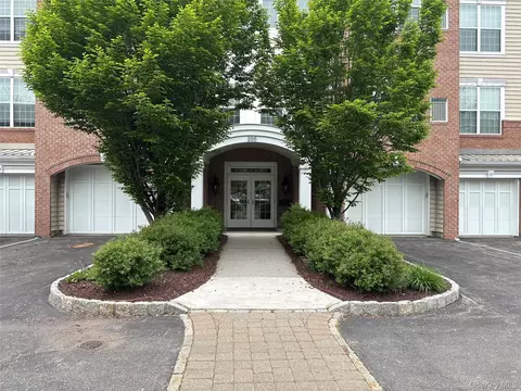 246 Regency Dr, Fishkill, NY 12524