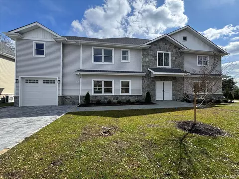 11 First St, North Hempstead, NY 11547