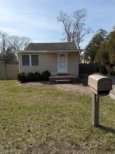 80 Earl St, Deer Park, NY 11729