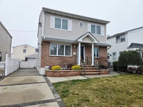157 Barwick Blvd, North Hempstead, NY 11501