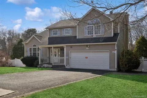 6 1st Ave, Holtsville, NY 11742