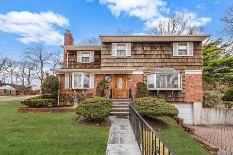 46 Anita Pl, Farmingdale, NY 11735