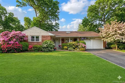27 Cedar St, Syosset, NY 11791