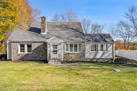 16 Hillside Ter, Mahopac, NY 10541