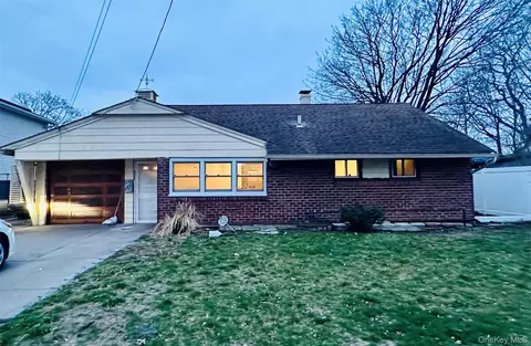 157 3rd St, Hicksville, NY 11801