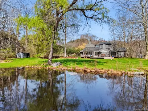 2 Reynolds Ln, Katonah, NY 10536