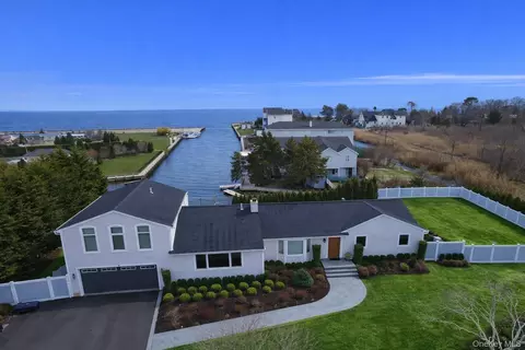 18 Matilda Ct, Bayport, NY 11705