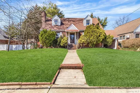 11 Henry St, Valley Stream, NY 11580